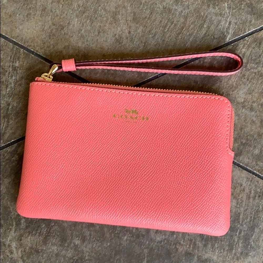 COACH Corner Zip Wristlet Imita gold/Bright Coral
